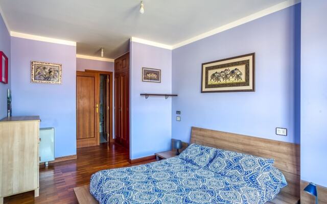 Cheerful Holiday Home in Santa Cruz near Sea Beach
