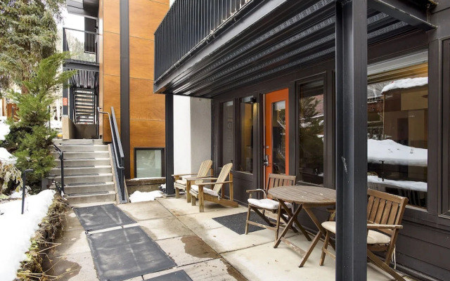 Fifth Avenue Condominiums by Frias