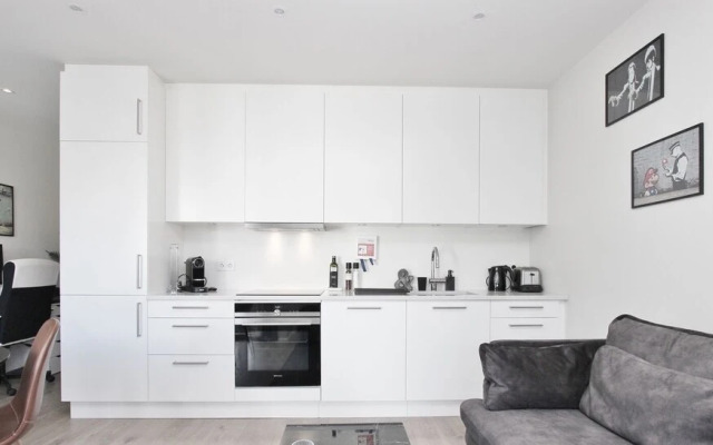 New Downtown Apartment With Free Parking