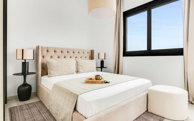 Sanders Premier - Nice 2 bdr apt With Balcony