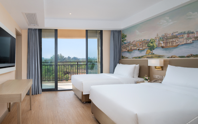 Vienna Hotel (Beihai Weizhou Island Lanqiao seaview shop)