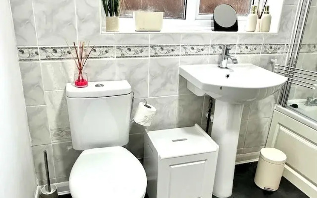 3 Bedroom Homely Retreat Near Slough