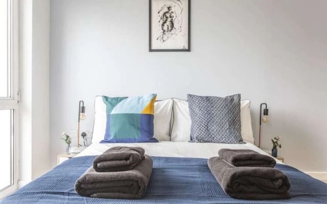 Bright & Modern 2-bed Apt W/balcony in Greenwich