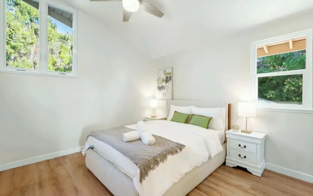 Spacious Retreat With Scenic Mountain Views