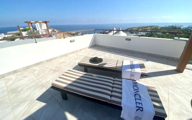 Luxurious Seafront Penthouse