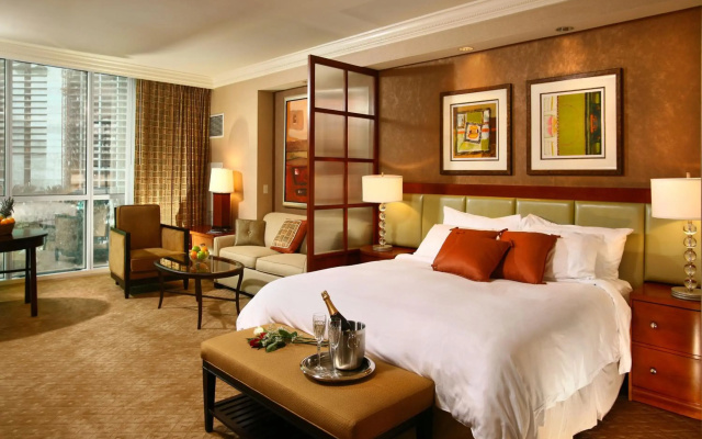 Luxury Suites International At The Signature