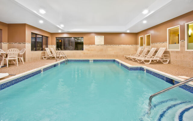 Holiday Inn Express & Suites Bradley Airport by IHG