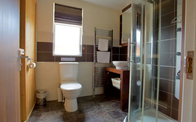 Beautiful 2-bed Lodge With hot tub and Saunain Ely