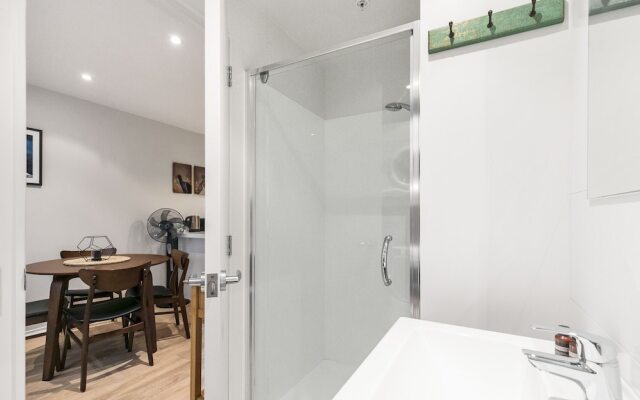 Chic 2BR Pool & Gym - Steps to Ponsonby