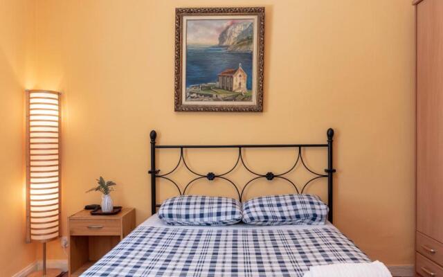 Antigua casa de escritor junto a la playa