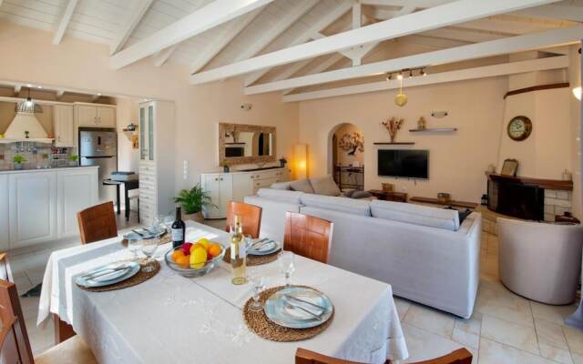 Maritina Villa - 2 BR House Surrounded by Olive Groves