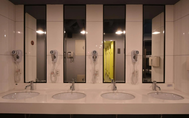 Taipei Travelers International Hostel