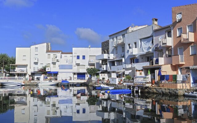Charming Holiday Home in Empuriabrava With Pool