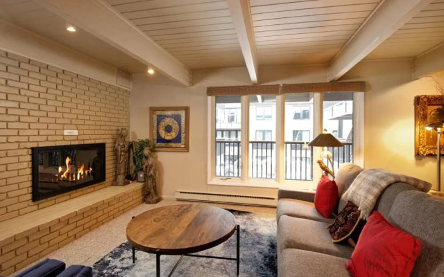 Chateau Dumont Unit 11