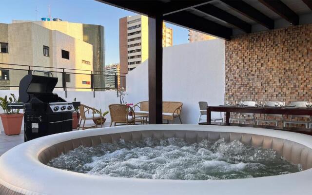 Luxuosa cobertura de 380m² a 850m da Av Beira Mar