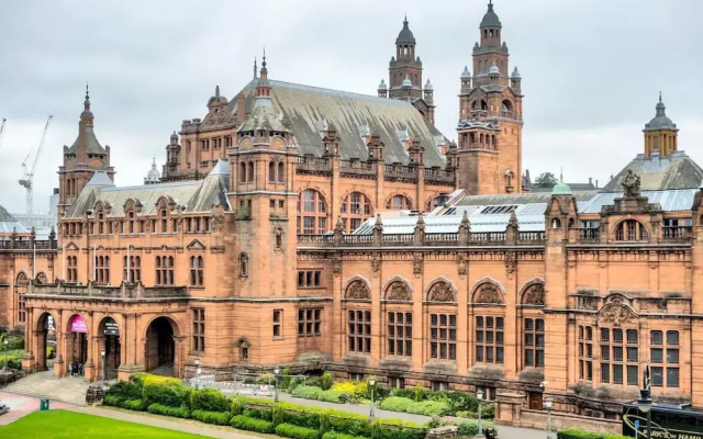 Light 2-bed West End Apt Overlooking Kelvingrove Museum