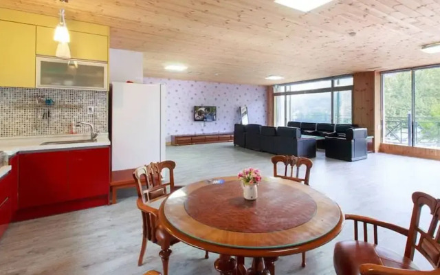 Lake and Pine Spa Pension