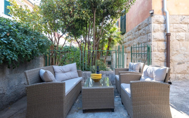 Palm garden apartment in center with big terrace