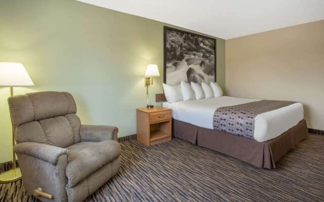 Super 8 by Wyndham Lewistown