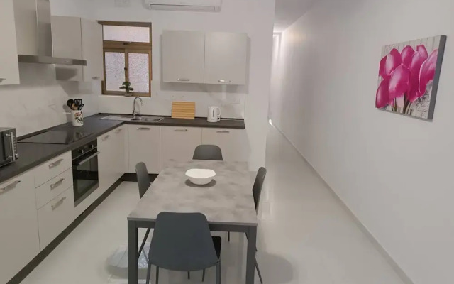 Seaside Stylish and Spacious 2-bedroom Apartment
