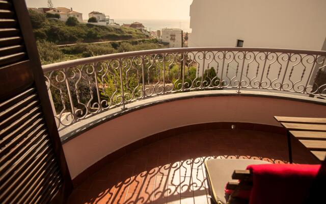 Ericeira Chill Hill Hostel & Private Rooms - Peach Garden