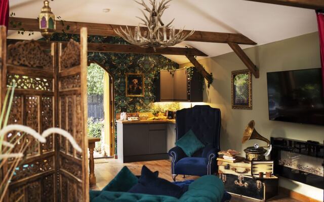 Romantic Lodge on Edge of Nature Reserve