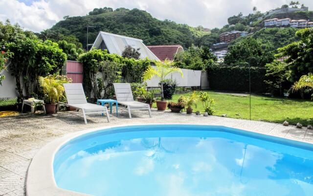 Tahiti - Sanny's Place Family Room & Pool