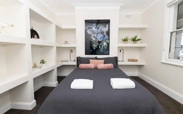 McNamara Lane Large CBD home Freshly renovated 7 Smart TV's Sleeps 11 – Guest Rooms – Orange