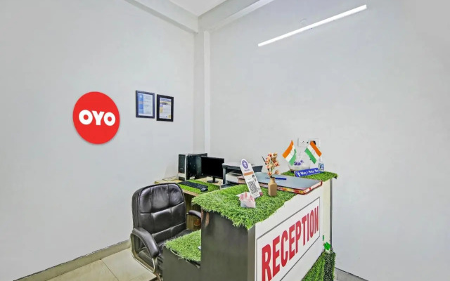 OYO 82775 Radhe Hotel