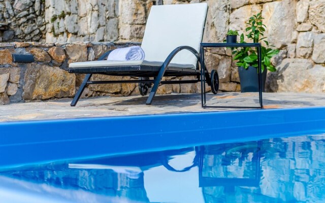 Amazing Home in Brotnice with WiFi, 3 Bedrooms & Hot Tub