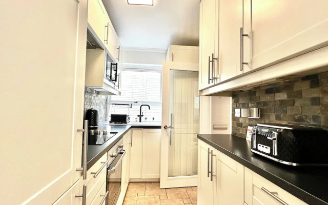 Newly Refurbished 3 bed Flat , Free Parking