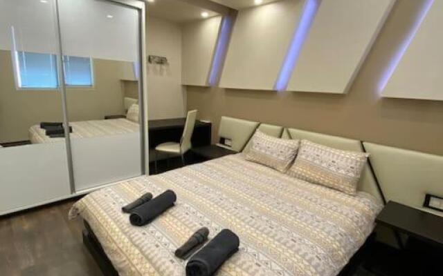 Modern 1BR Apartment with Garden View & Free street parking