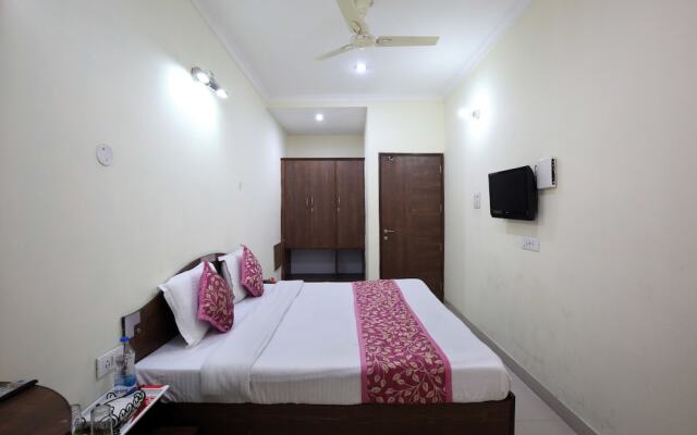 OYO 9056 Hotel Holiday Comfort