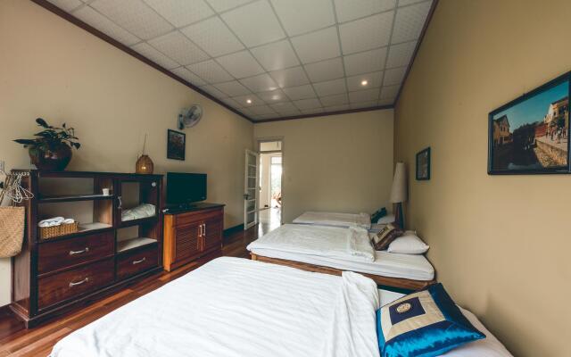 The Hillside Homestay -Triple Room with balcony