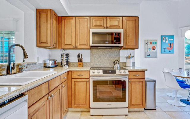 Elegant modern Palm Desert getaway