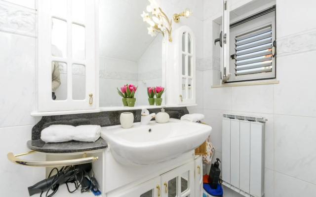 Villa Piano - Four Bedroom Villa With Terrace and Swimming Pool