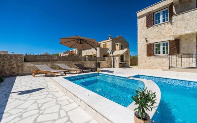 Luxury Villa With Heated Pool 05