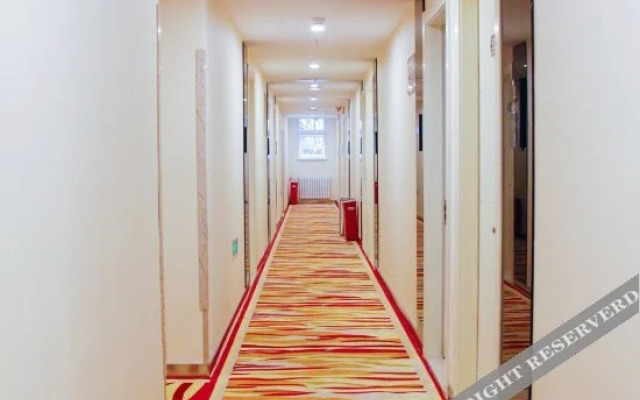 Super 8 Hotel (Beijing Shiliuzhuang Metro Station)