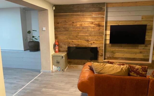 Treetops flat4 Hall Green B28