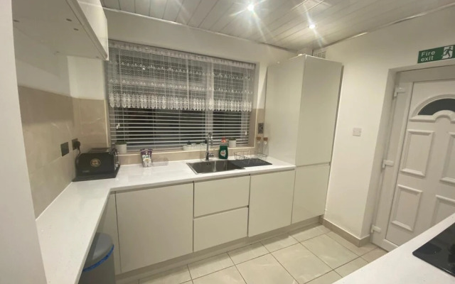 Charming 3-bed House Near Central Manchester