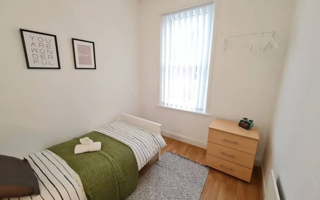 Large 3 Bed Flat Free Parking