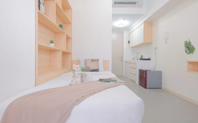 Restful And Minimalist Studio Room Tokyo Riverside Pik 2 Apartment – Guest Rooms – Jakarta
