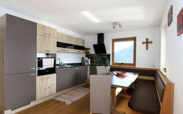 Holiday Flat Schoser, Fugen