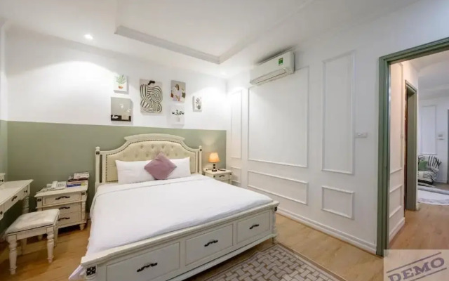 Luxe Paradise Suites Dich Vong Hau