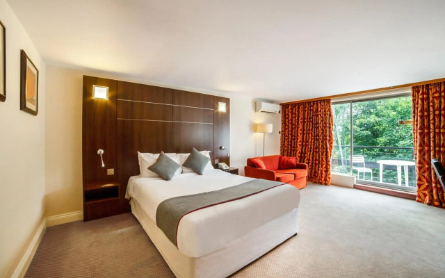 OYO The Bridge House Hotel
