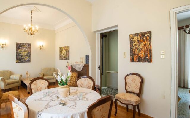 Classic Central Athinian Apartment