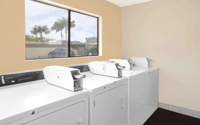 Travelodge by Wyndham Costa Mesa Newport Beach Hacienda
