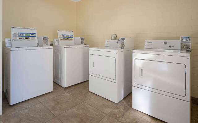 La Quinta Inn & Suites by Wyndham Tucson - Reid Park