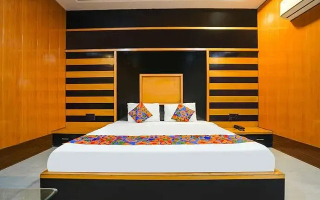 Fabhotel Rahul Palace