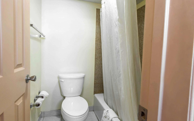 Econo Lodge At Six Flags